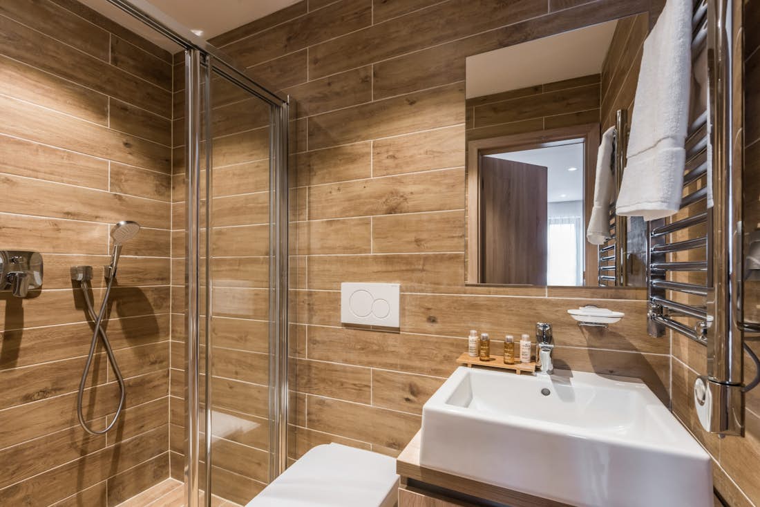 Modern bathroom walk-in shower ski apartment Meranti Morzine