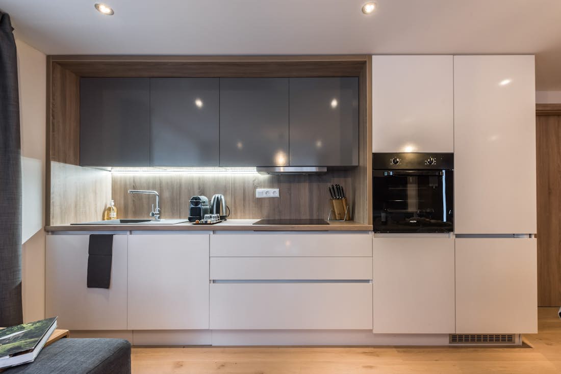 Morzine location - Appartement Ipê - Une cuisine contemporaine en bois équipée dans l'appartement de luxe Ipê familial à Morzine