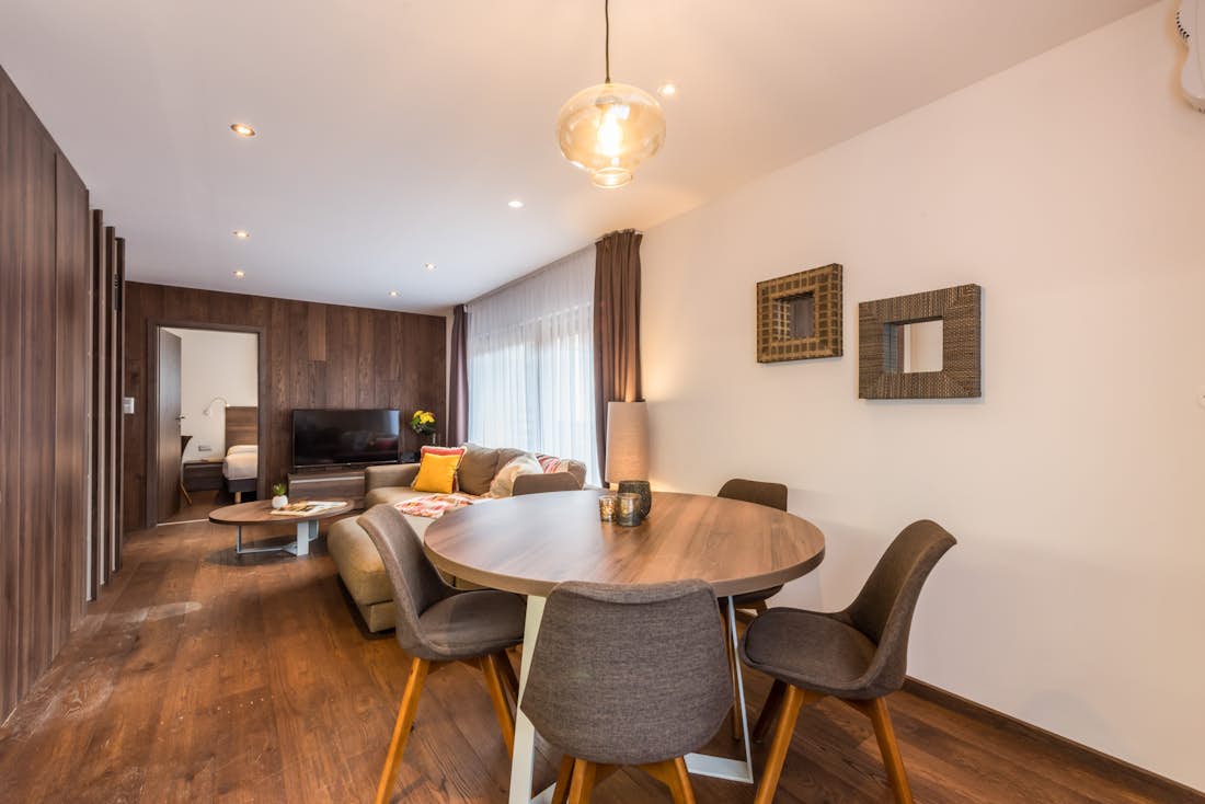 Morzine location - Appartement Catalpa - Un salon et salle à manger en bois luxueux dans l'appartement de luxe familial Catalpa à Morzine