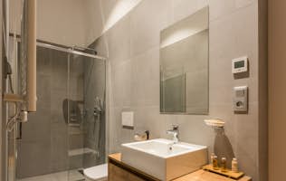 Morzine accommodation - Apartment Agba - Modern bathroom walk-in shower family apartment Agba Morzine
