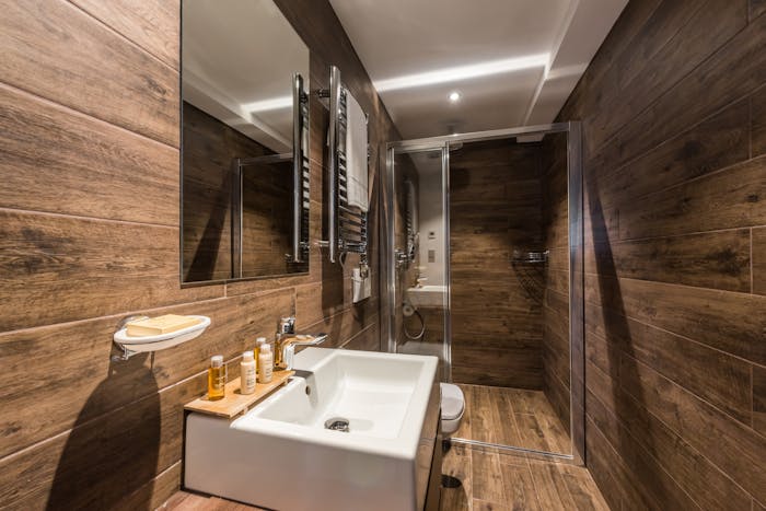 Salle de bain moderne douche à l'italienne appartement familial Catalpa Morzine