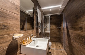 Modern bathroom walk-in shower hotel services apartment Catalpa Morzine