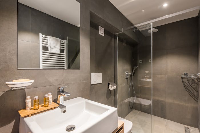 Salle de bain moderne douche à l'italienne appartement avec services hôteliers Ayan Morzine