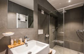 Salle de bain moderne douche à l'italienne appartement familial Ayan Morzine