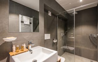 Chamonix alojamiento - Apartamento Ayan - Modern bathroom walk-in shower ski apartment Ayan Morzine