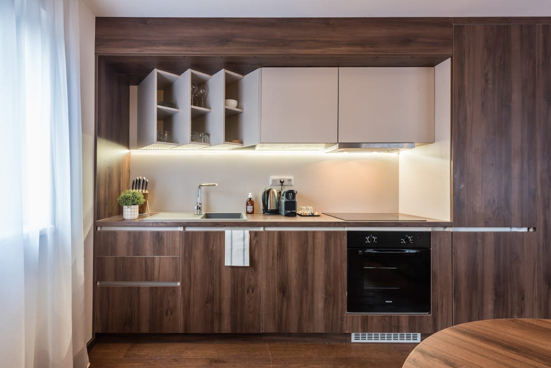 Cuisine chaleureuse bois équipée appartement de luxe familial Catalpa Morzine