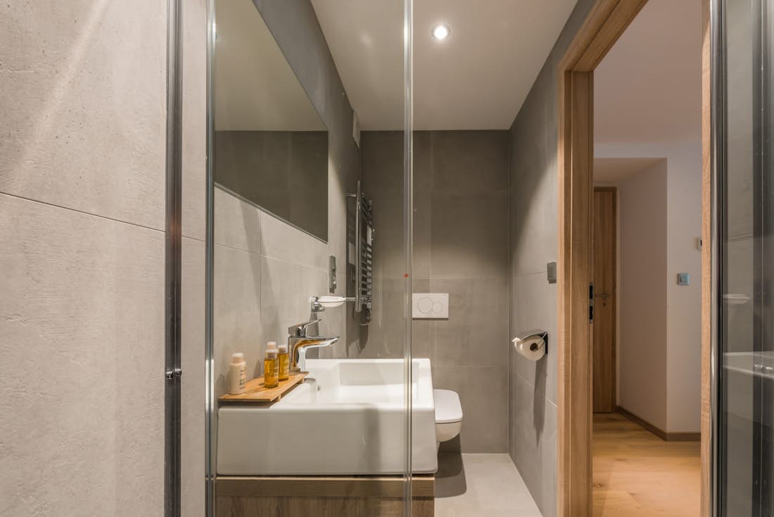 Salle de bain moderne douche à l'italienne appartement services hôteliers Ipê Morzine