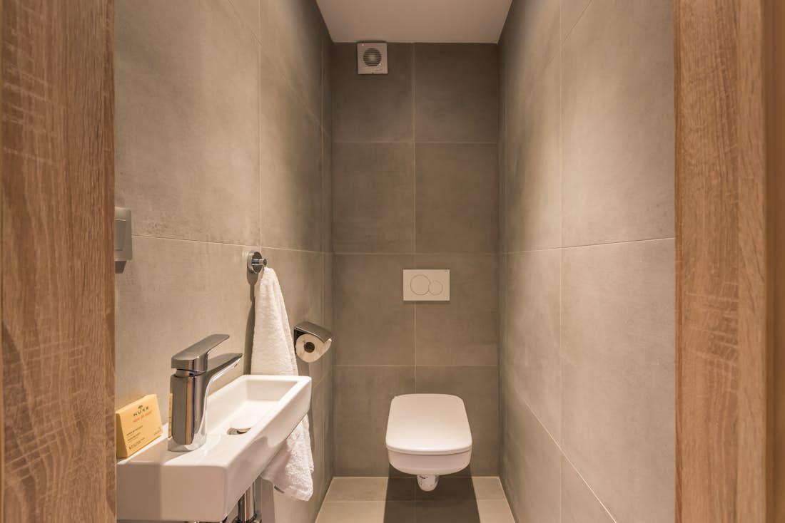 Toilette moderne évier blanc appartement de luxe Lovoa Morzine