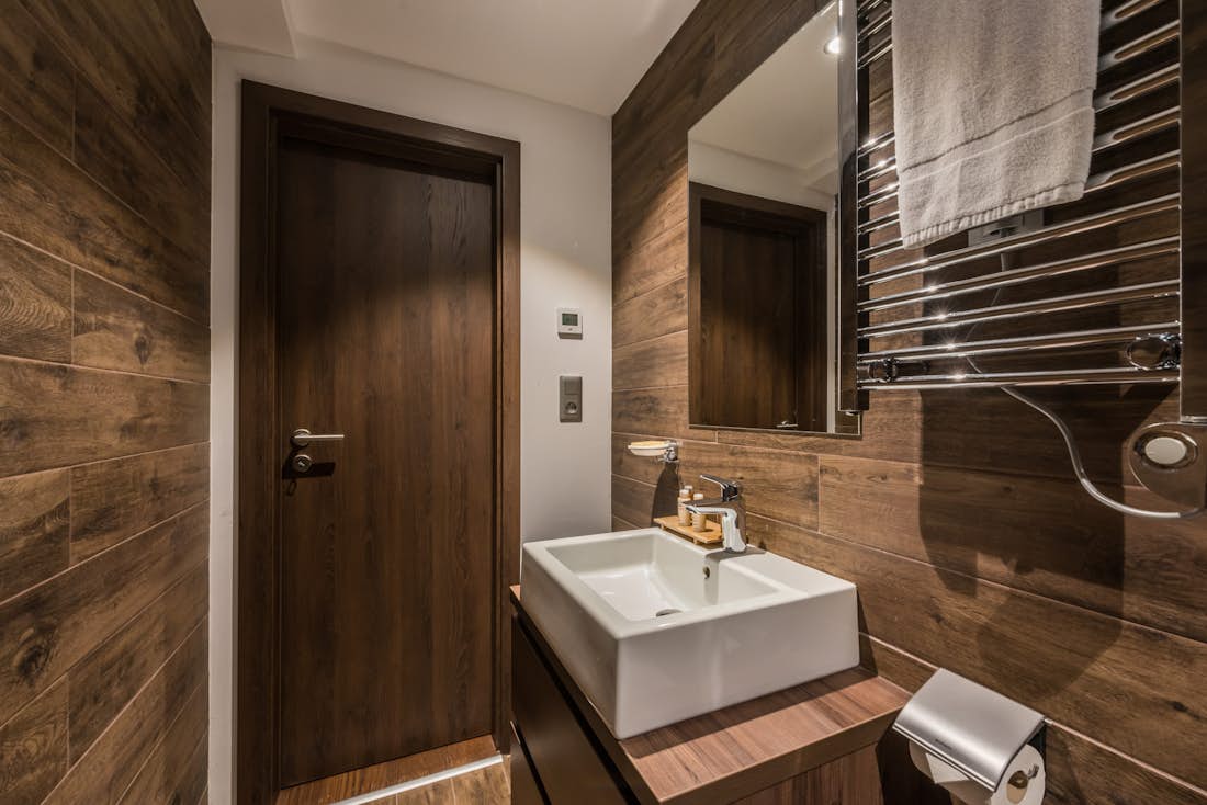 Salle de bain design douche à l'italienne appartement familial Catalpa Morzine