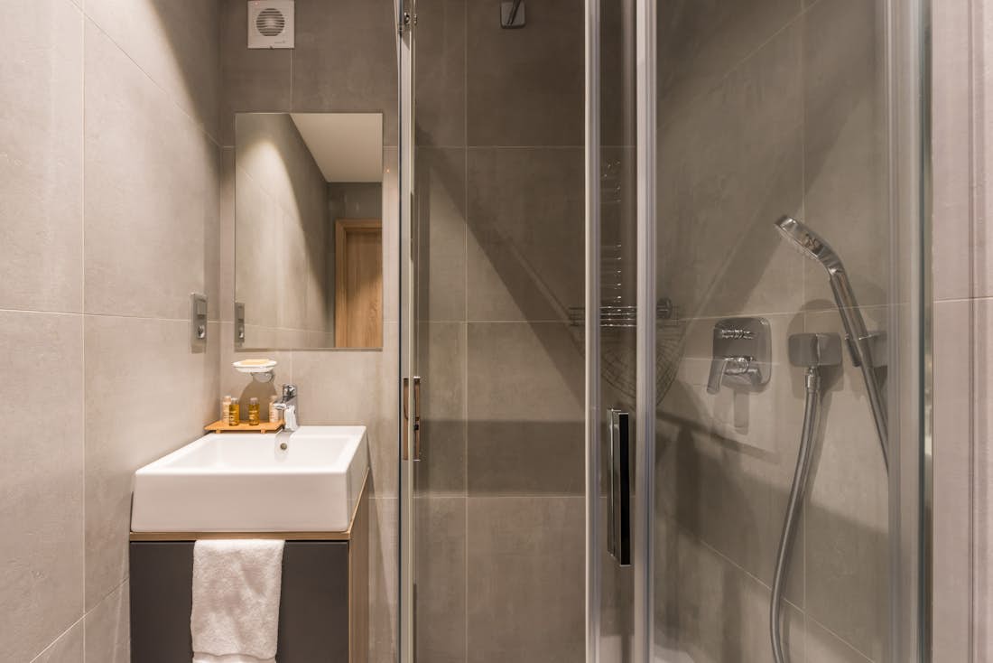 Salle de bain moderne douche à l'italienne appartement Lovoa Morzine