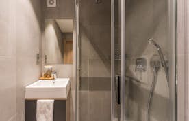 Morzine accommodation - Apartment Lovoa - Modern bathroom walk-in shower family apartment Lovoa Morzine