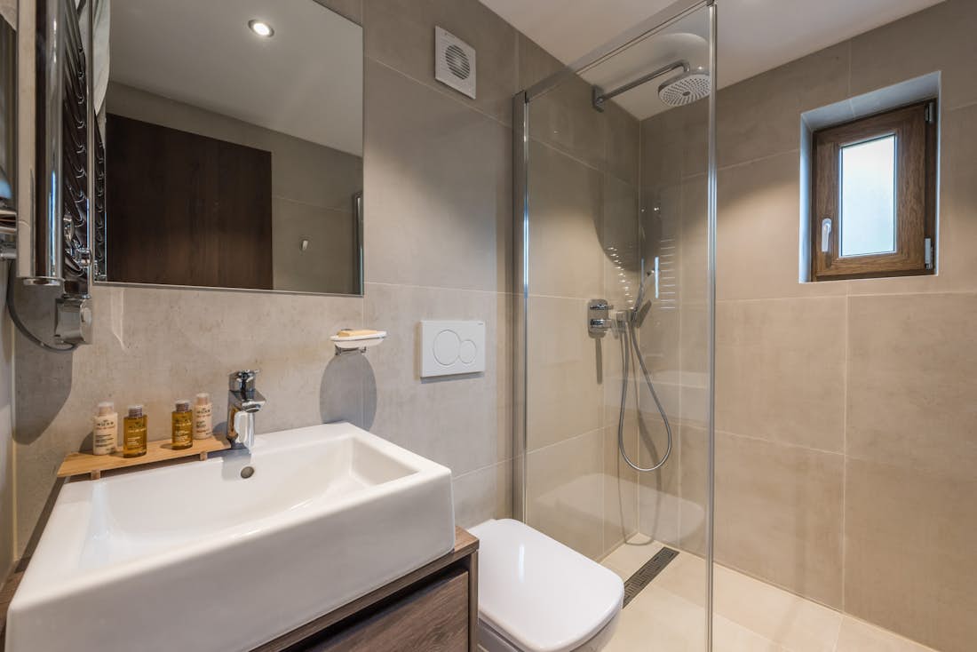 Salle de bain moderne douche à l'italienne appartement familial Sugi Morzine
