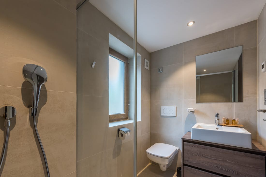 Salle de bain moderne douche à l'italienne appartement familial Sugi Morzine