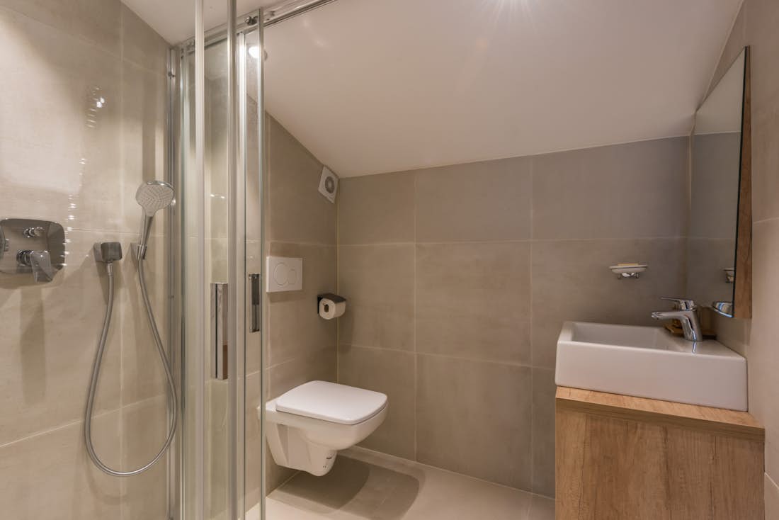 Salle de bain moderne douche à l'italienne appartement services hôteliers Takian Morzine
