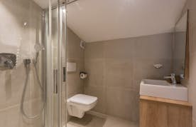 Salle de bain moderne douche à l'italienne appartement familial Takian Morzine