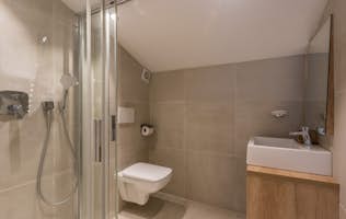 Morzine accommodation - Apartment Takian - Modern bathroom walk-in shower family apartment Takian Morzine