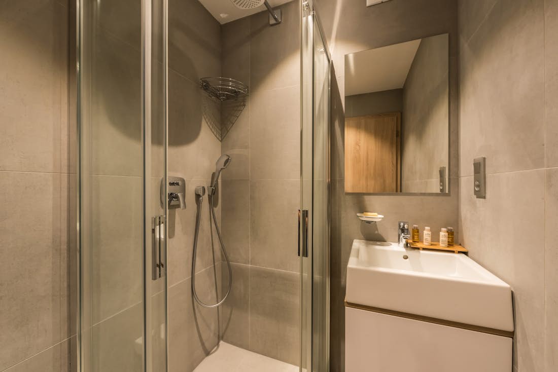 Modern bathroom walk-in shower family apartment Iroko Morzine