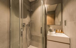 Morzine location - Appartement Iroko - Salle de bain moderne douche à l'italienne appartement Iroko Morzine