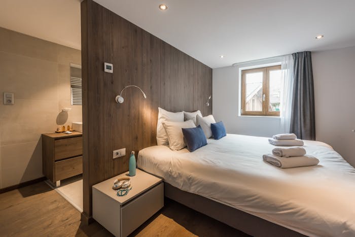 Luxury double ensuite bedroom private bathroom ski apartment Sugi Morzine