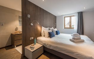 Morzine accommodation - Apartment Sugi - Luxury double ensuite bedroom private bathroom ski apartment Sugi Morzine