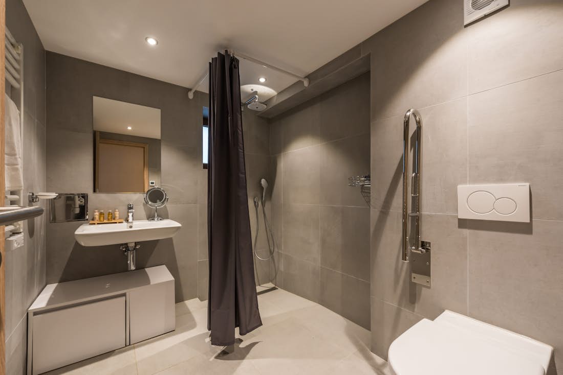 Contemporary bathroom walk-in shower hotel services apartment Ipê Morzine