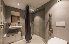 Modern bathroom walk-in shower family apartment Ipê Morzine