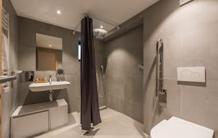 Morzine accommodation - Apartment Ipê - Contemporary bathroom walk-in shower hotel services apartment Ipê Morzine