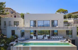 Salle de bain moderne commodités villa Seablue de luxe avec accès à la plage  Mallorca