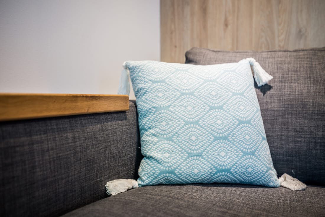Morzine location - Appartement Karri - Un coussin à motif blanc et bleu dans appartement de luxe avec services hôteliers Karri à Morzine