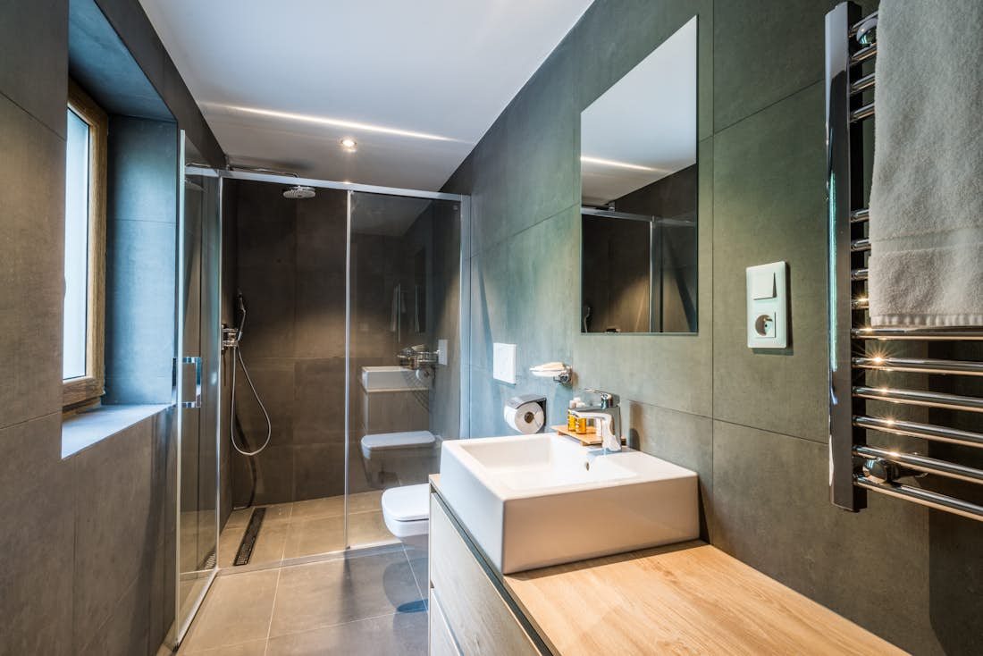 Salle de bain contemporaine douche à l'italienne appartement familial Karri Morzine