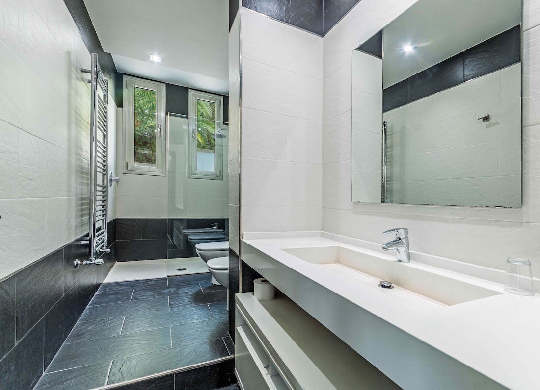 Salle de bain moderne douche à l'italienne villa Rockstar de luxe avec piscine privée  Mallorca