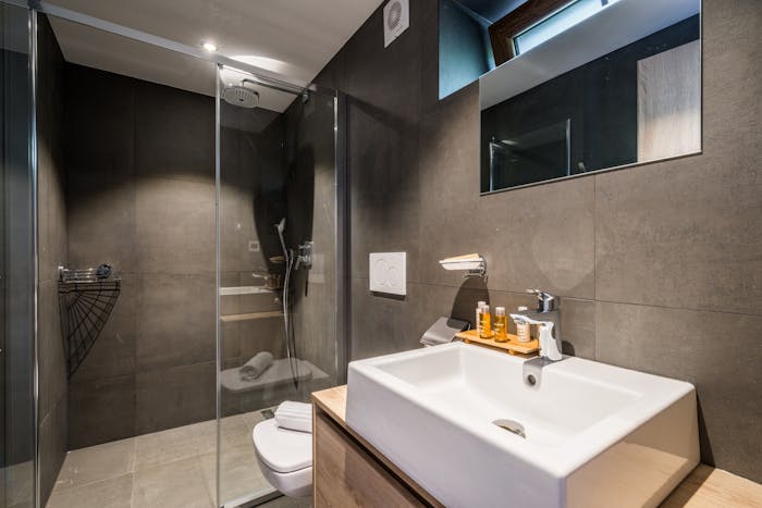 Salle de bain moderne douche à l'italienne appartement familial Karri Morzine