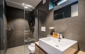 Modern bathroom walk-in shower ski apartment Karri Morzine