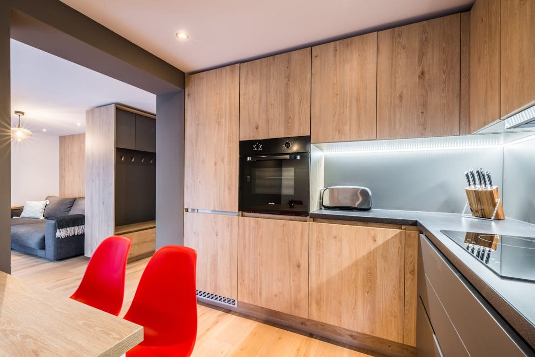 Cuisine design bois appartement de luxe familial Karri Morzine
