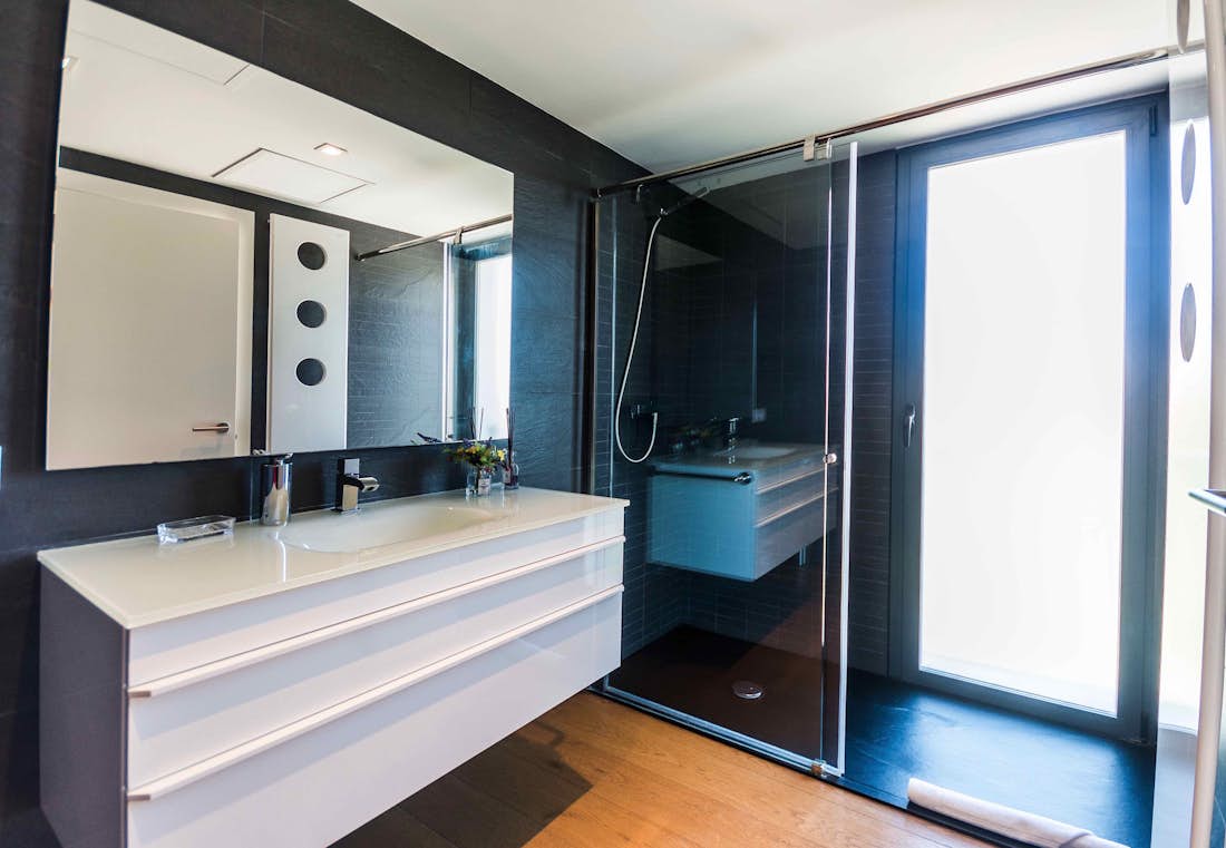 Mallorca alojamiento - Villa Panoramica - Modern bathroom with walk-in shower at Mountain views villa Mediterrania in Mallorca