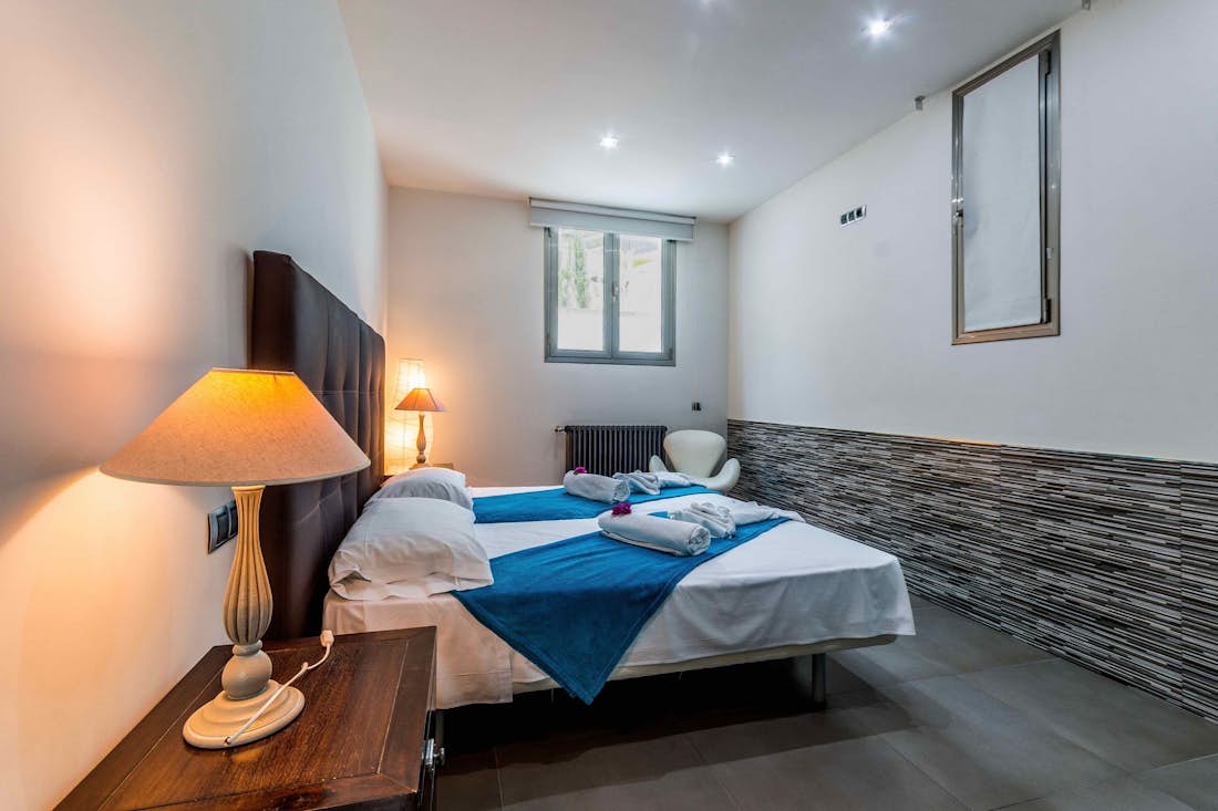 Chambre double moderne salle de bain villa Rockstar de luxe avec piscine privée Mallorca