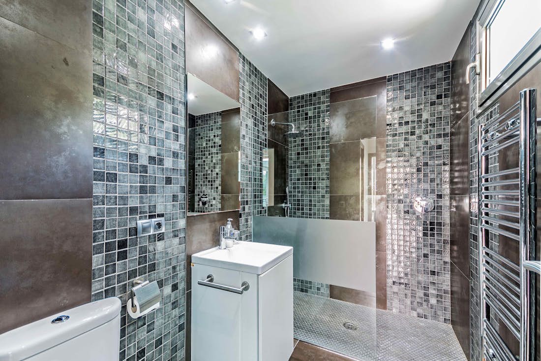 Mallorca accommodation - Villa Rockstar  - Modern bathroom with walk-in shower at Private pool villa Rockstar in Mallorca