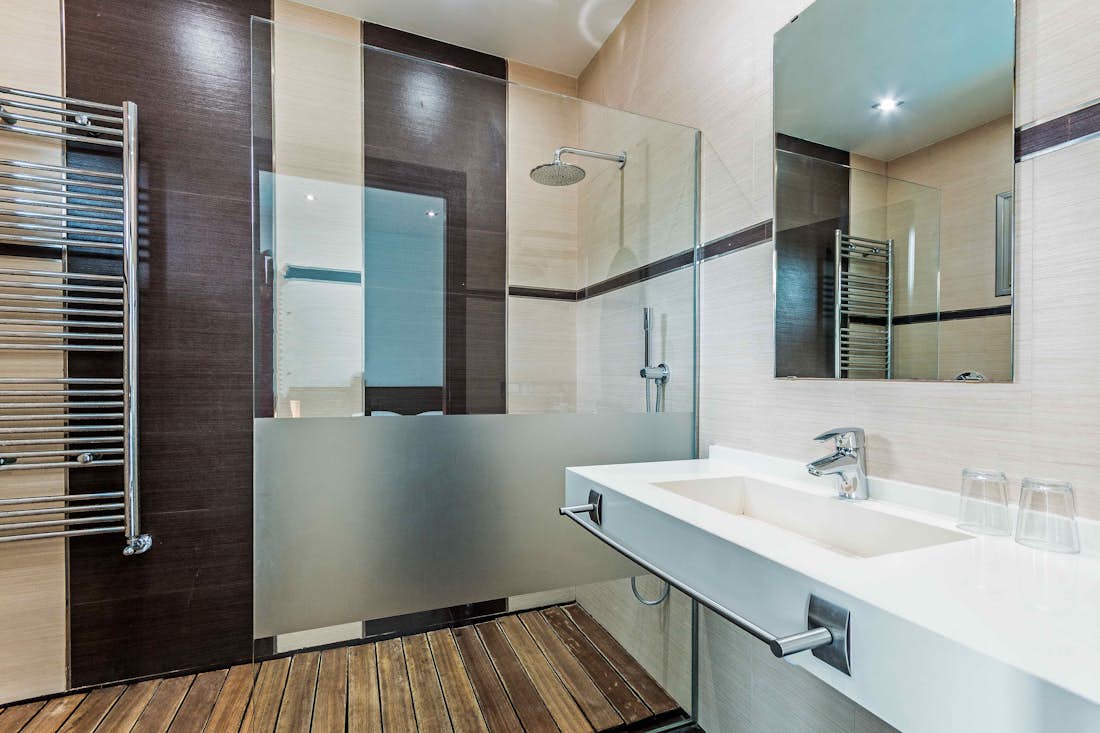 Salle de bain moderne douche à l'italienne villa Rockstar de luxe avec piscine privée  Mallorca