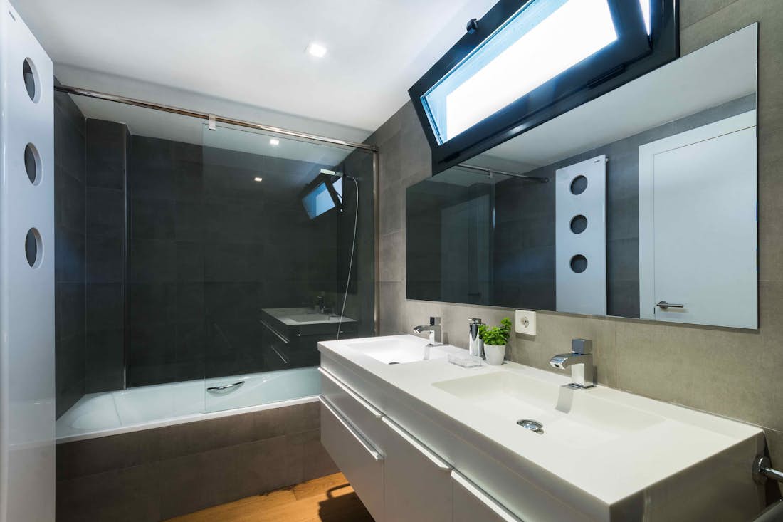 Mallorca alojamiento - Villa Panoramica - Exquisite bathroom with bath tub in Mountain views villa Mediterrania in Mallorca