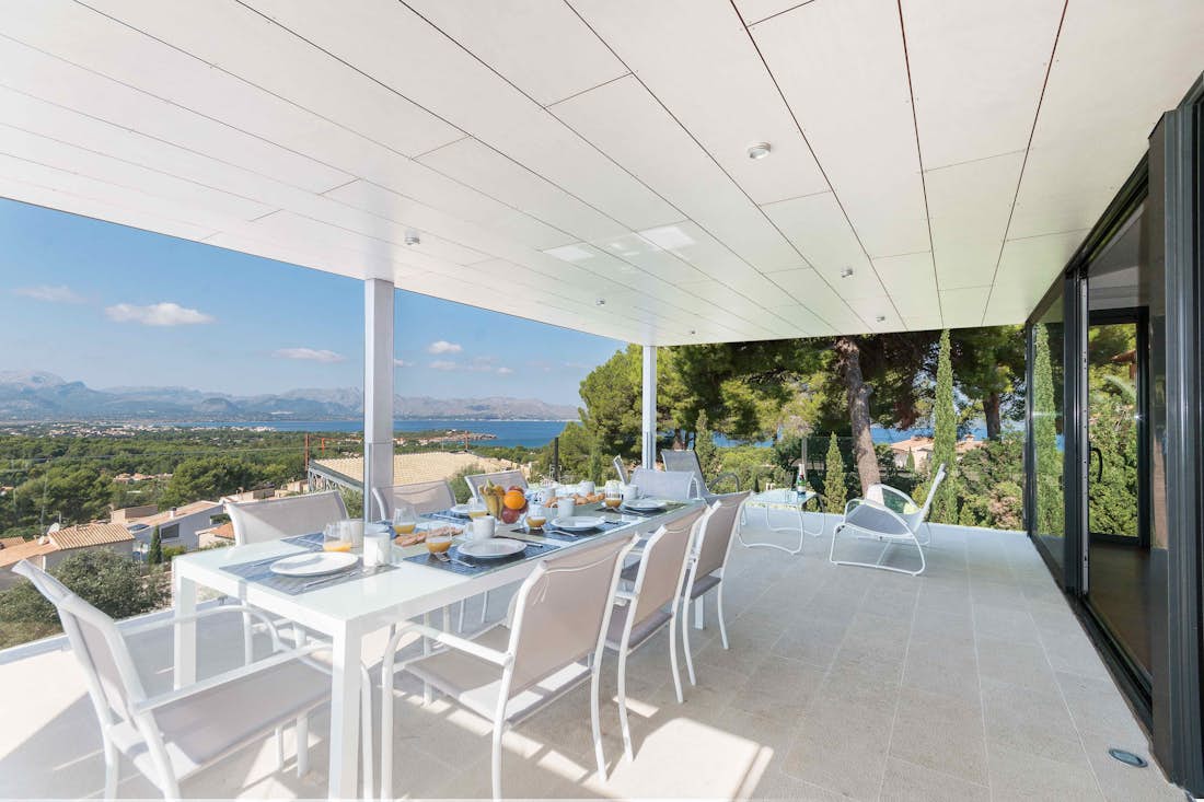 Majorque location - Villa Panoramica - Une grande terrasse avec vue sur la mer dans le villa Mediterrania de luxe avec vues méditerranéennes à Mallorca