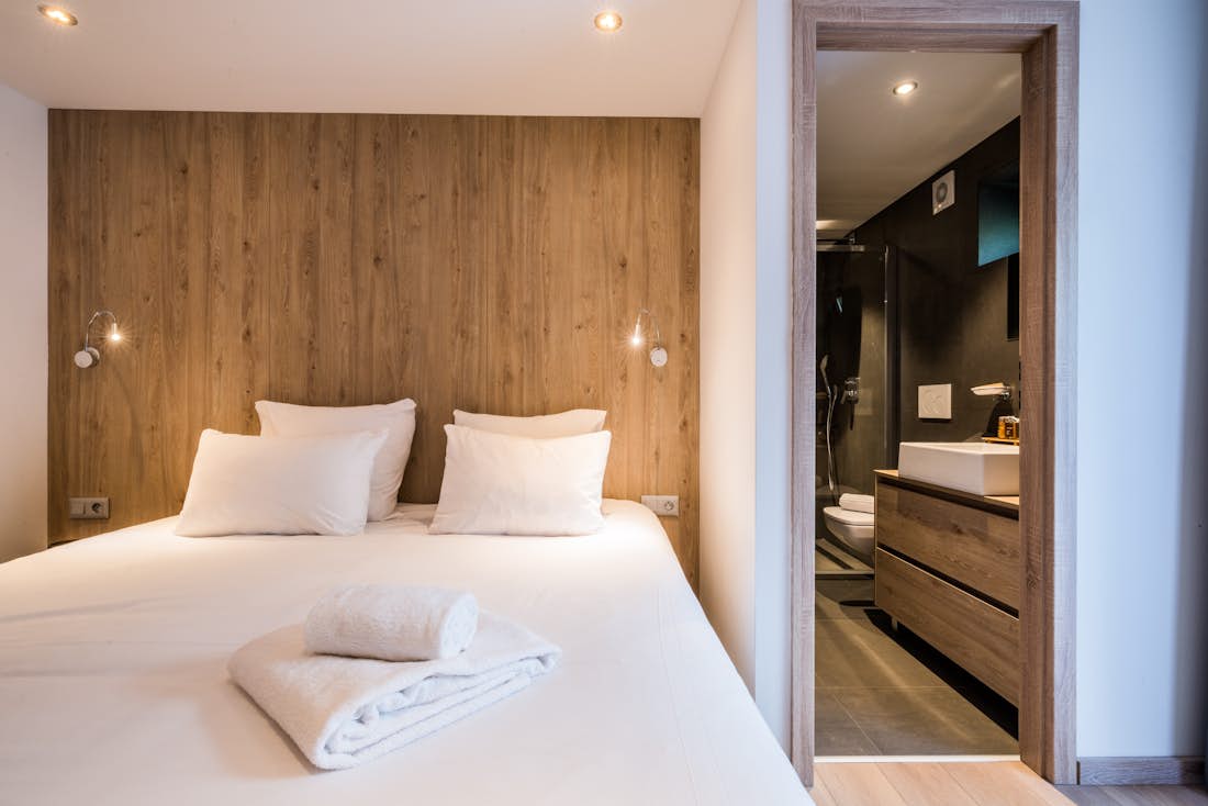 Morzine accommodation - Apartment Karri - Cosy double ensuite bedroom at ski apartment Karri in Morzine