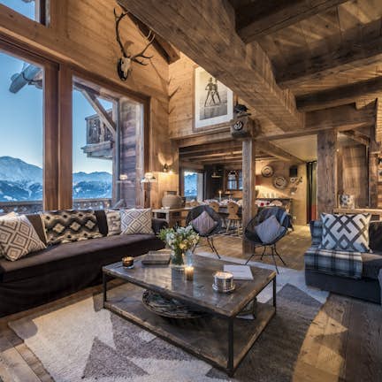 A large living room with a view of the mountains.