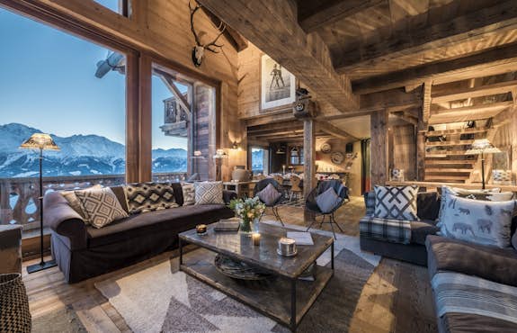 A large living room with a view of the mountains.