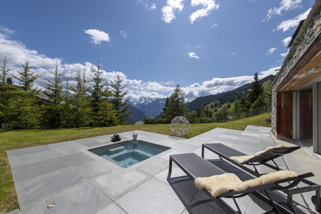 Verbier location - Chalet Teredo - Delightful jacuzzi in the terrace with mountain views in Chalet Teredo in Verbier
