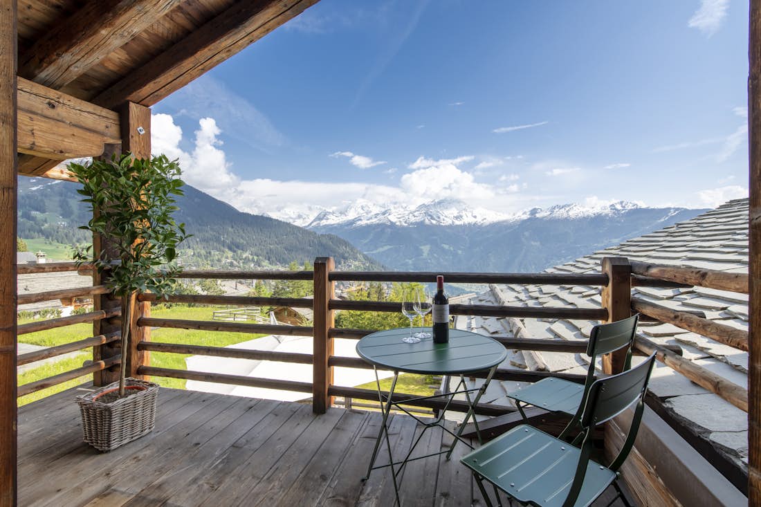 Verbier accommodation - Chalet Teredo - Breathtaking ensuite bedroom with a balcony in chalet teredo Verbier
