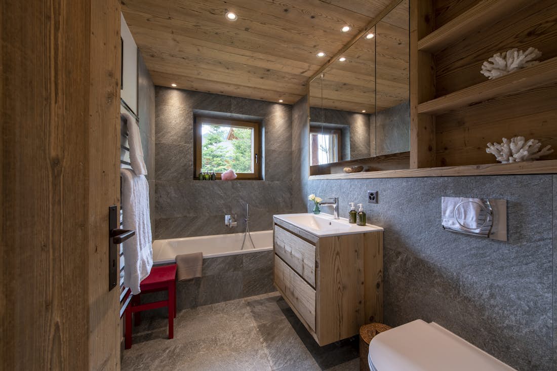 Verbier accommodation - Chalet Teredo - Breathtaking ensuite bedroom with a balcony in chalet teredo Verbier