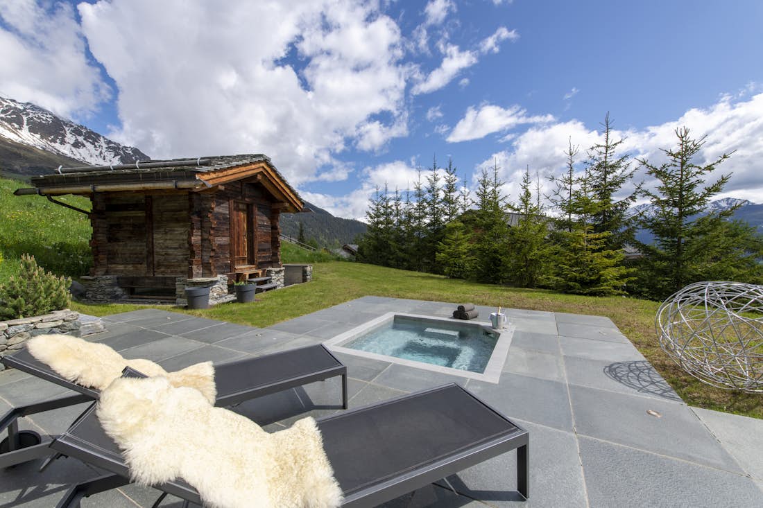 Verbier accommodation - Chalet Teredo - Delightful jacuzzi in the terrace with mountain views in Chalet Teredo in Verbier