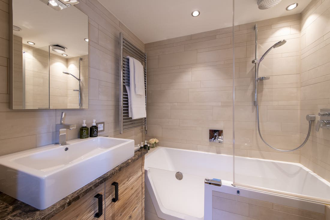 Verbier accommodation - Rosalp 4 - Master Emperor/twin with en suite bathroom and shower in Rosalp 4 in Verbier