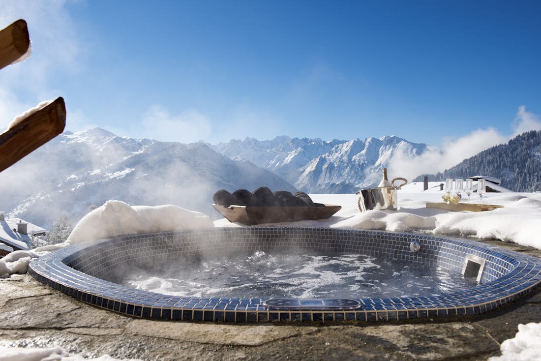 Verbier accommodation - Chalet Chouqui - Outdoor jacuzzi with beautiful views in Verbier 