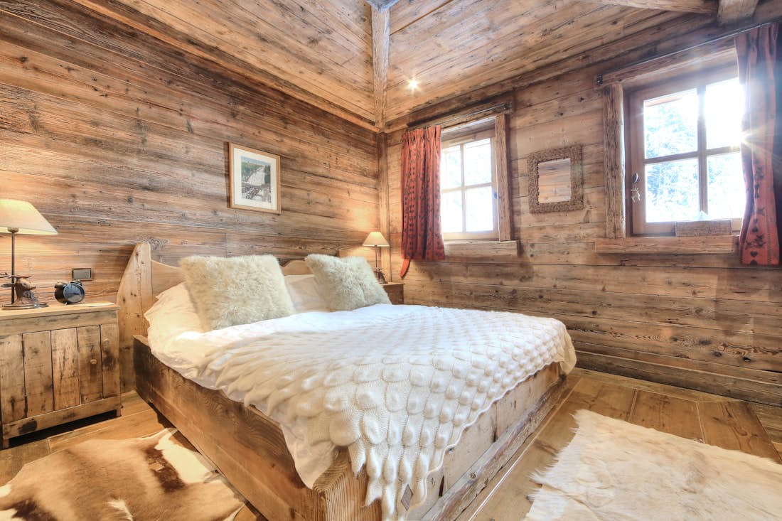 Cosy double bedroom with landscape views at family Chalet Zebrano Megeve